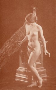Umění nudistů: Páv (čb fotografie) od English Photographer
