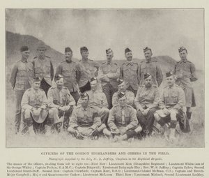 Důstojníci Gordon Highlanders a další v poli od English Photographer