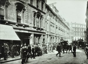Old Broad Street, vstup na burzu, City of London, 1890 od English Photographer