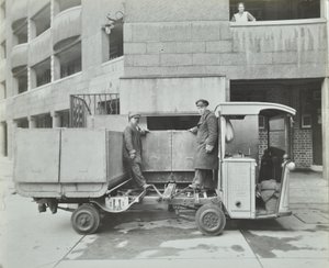Ossulston Estate: popeláři vyprázdnili kontejner na dně skluzu na odpadky od English Photographer