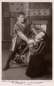 Othello škrtící Iago, Lewis Waller a HB Irving (č/b foto) od English Photographer