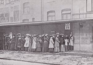 Před Pit Door of the Kings Theatre, Hammersmith od English Photographer
