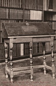 Oxford, Pembroke College, Dr Johnson’s Desk, z Edial Hall, nr Lichfield, kde měl školu (č/b foto) od English Photographer