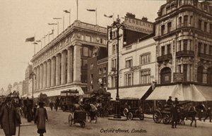 Oxford Street, Londýn, Selfridges (černobílá fotografie) od English Photographer