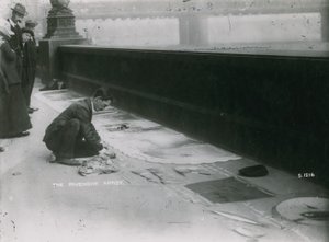 Lidé se dívají, jak chodníkový umělec kreslí na chodník křídou od English Photographer