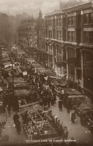 Petticoat Lane, Londýn, nedělní ráno (čb fotografie) od English Photographer