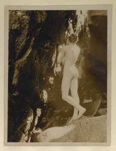 Fotografie nahého Alistaira Grahama, uchovávaná s jeho dopisem Evelyn Waugh, kolem roku 1924 (želatinový stříbrný tisk) od English Photographer