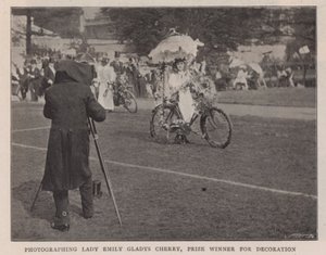 Fotografování Lady Emily Gladys Cherry, vítězky ceny za dekoraci od English Photographer