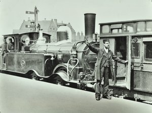 Platform Porter na železniční stanici, 1885 od English Photographer