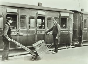 Platform Porters na železniční stanici, 1885 od English Photographer