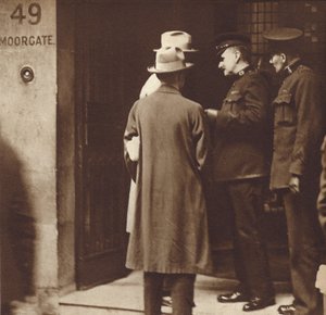 Policejní razie v kancelářích Sovětské obchodní společnosti (Arcos), Moorgate 49, Londýn, květen 1927 (čb fotografie) od English Photographer