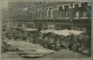 Rybí obchod Polly Nathan, Petticoat Lane, Londýn od English Photographer