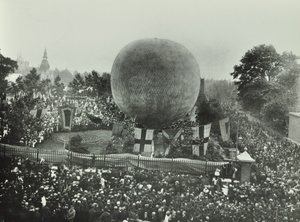 Poplar Recreation Ground: Davy sledují horkovzdušný balón, 1892 od English Photographer