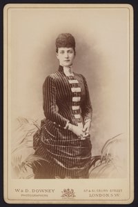 Portrét, Alexandra Dánská, provdaná za prince Alberta Edwarda, pozdějšího krále Edwarda VII. (č/b foto) od English Photographer
