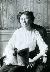 Portrét Christabel Pankhurst čte kopii Suffragette c.1905