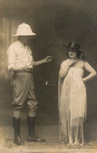 Portrét muže v jezdeckém oblečení a ženy v klobouku a šatech (čb fotografie) od English Photographer