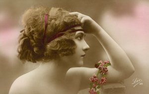 Portrét mladé ženy (kolorovaná fotografie) od English Photographer