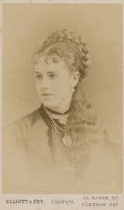 Portrét prostitutky Mabel Grayové od English Photographer