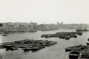 Pohlednice s výhledem na Temži z London Bridge od English Photographer