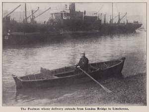 Pošťák, jehož dodávka sahá z London Bridge do Limehouse na lodi na řece Temži v Londýně (černobílá fotografie) od English Photographer