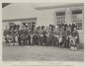 Prezentace barev Gordon Highlanders princem z Walesu v Braikley, poblíž Balmoral, 18. září od English Photographer