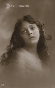 Hezká dívka, denní snění (černobílá fotografie) od English Photographer