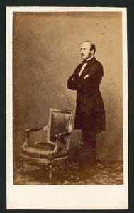 Princ Albert, stojící za židlí (černobílá fotografie) od English Photographer