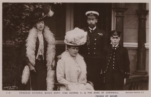 Princezna Viktorie, královna Marie, král Jiří V., vévoda z Cornwallu (čb fotografie) od English Photographer