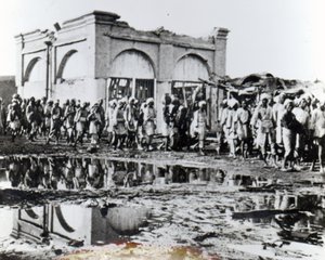 Vězni procházející Mihrabem, Chalífovou modlitebnou, 1898 od English Photographer