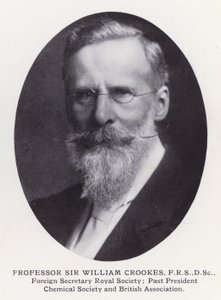 Významní muži Londýna: Profesor Sir William Crookes (černobílá fotografie) od English Photographer