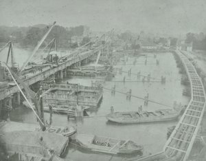 Putney Bridge: kopání základů pro nový most, 1883 od English Photographer