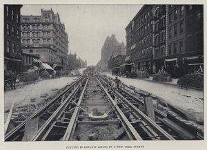 Vkládání potrubí na ulici v New Yorku (černobílá fotografie) od English Photographer