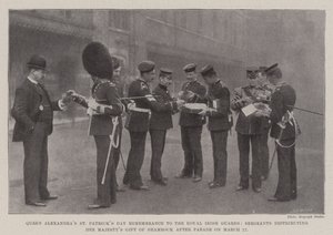 Den svatého Patrika královny Alexandry vzpomínka na Královskou irskou gardu, seržanti rozdávající dar Jejího Veličenstva Shamrock po přehlídce 17. března od English Photographer