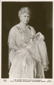 Queen Mary, choť krále Jiřího V., se svou vnučkou, princeznou Alžbětou od English Photographer
