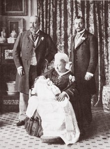 Královna Viktorie drží krále Edwarda VIII. na jeho křtu 16. července 1894 od English Photographer