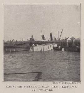 Zvednutí potopeného dělového člunu, HMS Sandpiper, v Hongkongu od English Photographer