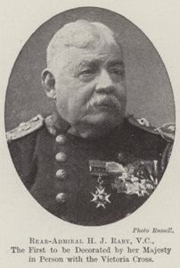 Kontraadmirál HJ Raby, VC, první, kterého Její Veličenstvo osobně vyznamenalo Viktoriin křížem od English Photographer