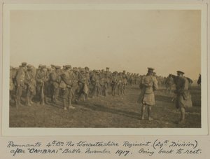 Zbytky 4. Bn. Worcestershire Regiment (29. divize) po bitvě „CAMBRAI“, listopad 1917, návrat na odpočinek od English Photographer