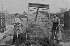 Riddling Cinders, fotografie válečné kanceláře, 1916 (černobílá fotografie) od English Photographer