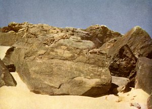 Skála nesoucí prehistorické heiroglyfy, Egypt. od English Photographer
