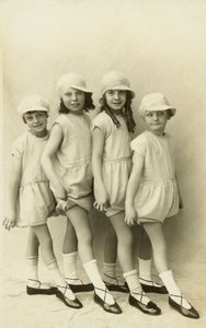 Řada čtyř dívek ukazujících prsty na nohou (čb fotografie) od English Photographer
