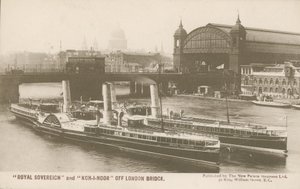 Royal Sovereign a Koh-I-Noor u London Bridge od English Photographer