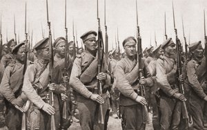 Ruská pěchota na přehlídce a předvádění zbraní během první světové války, z The Illustrated War News, 1915 od English Photographer