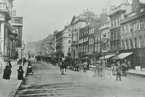 Saint Jamess Street, Westminster LB: při pohledu na sever od Pall Mall, 1895 od English Photographer
