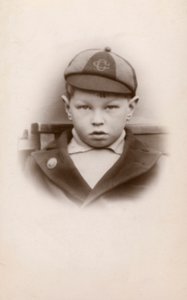 Školák v uniformě (černobílá fotografie) od English Photographer