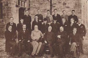 Sedbergh: Skupina starých Sedberghianů (černobílá fotografie) od English Photographer