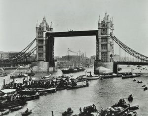 Lodě proplouvají pod Tower Bridge, 1894 od English Photographer