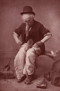Švec při práci (čb fotografie) od English Photographer