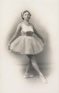 Mírně baculatá dívka při baletu (čb fotografie) od English Photographer
