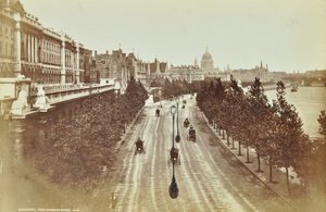 Somerset House, Victoria Embankment, Westminster LB: při pohledu na sever od Waterloo Bridge, 1895 od English Photographer